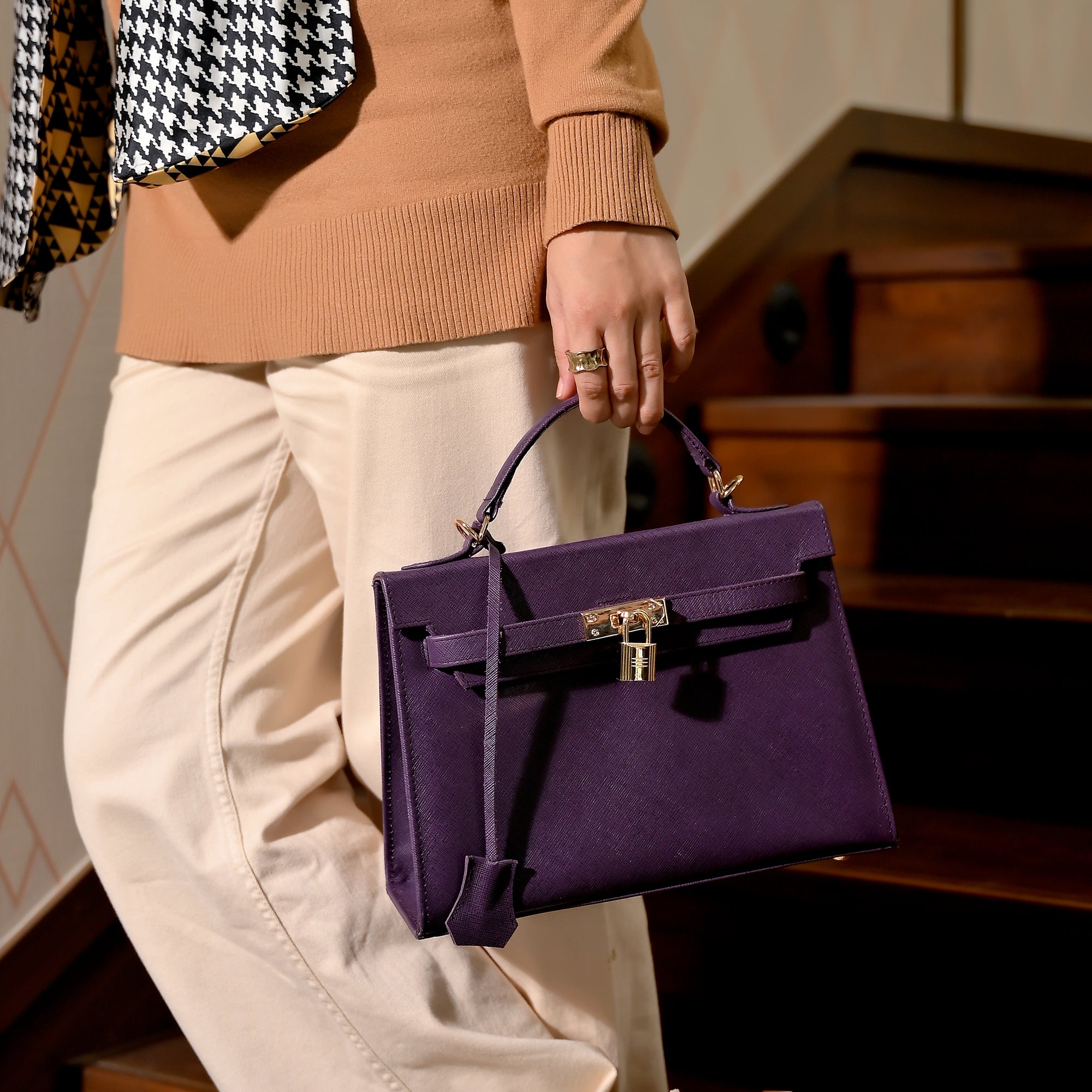 Saffiano Aura Lock Womens Top Handle Bag